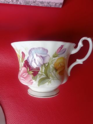 Tazza da tè  ROYAL ALBERT  mese aprile con difetto