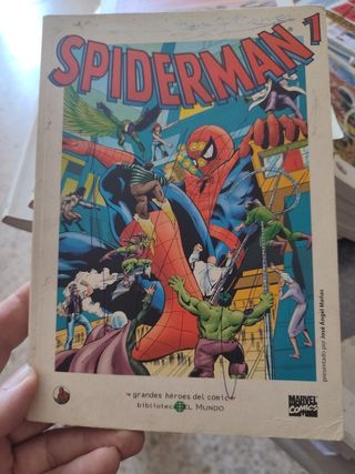 12 tomos de superhéroes MARVEL