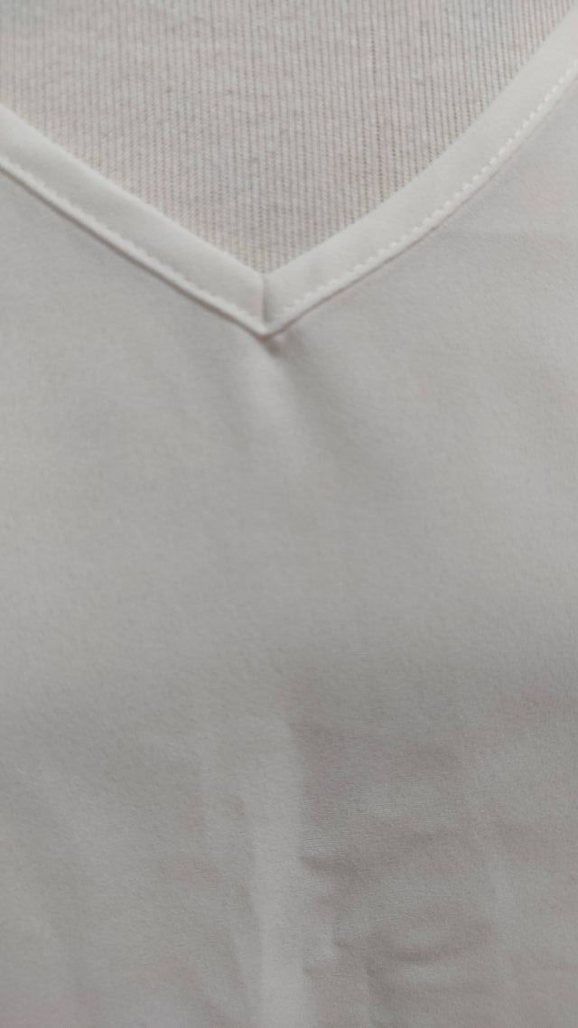 Blusa blanca ancha cuello pico
