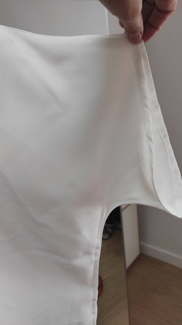 Blusa blanca ancha cuello pico