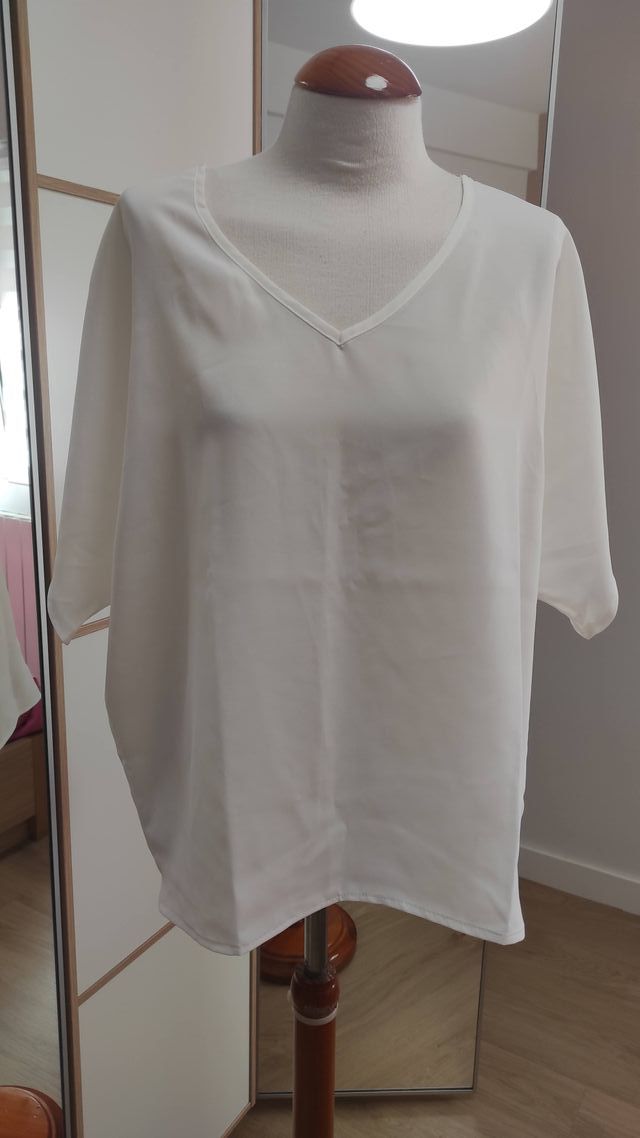 Blusa blanca ancha cuello pico