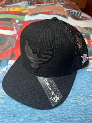 Gorra trucker con el águila y la bandera
