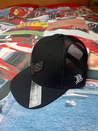 Gorra trucker con el águila y la bandera