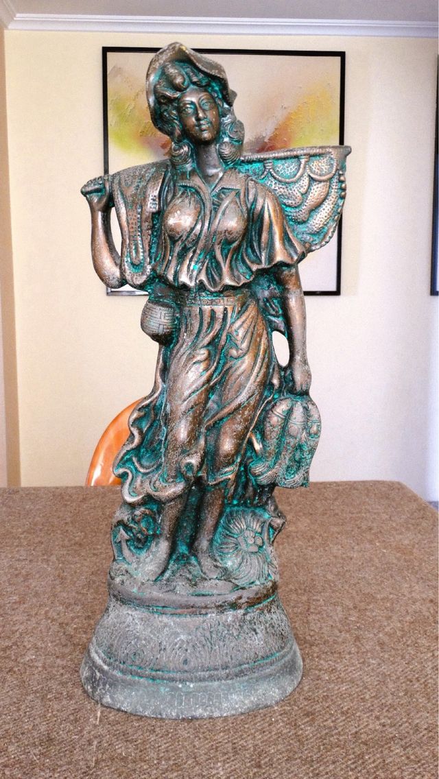 Antigua Figura Estilizada de una Mujer Valenciana
