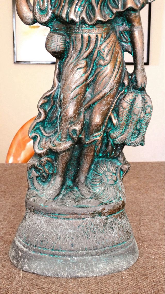 Antigua Figura Estilizada de una Mujer Valenciana