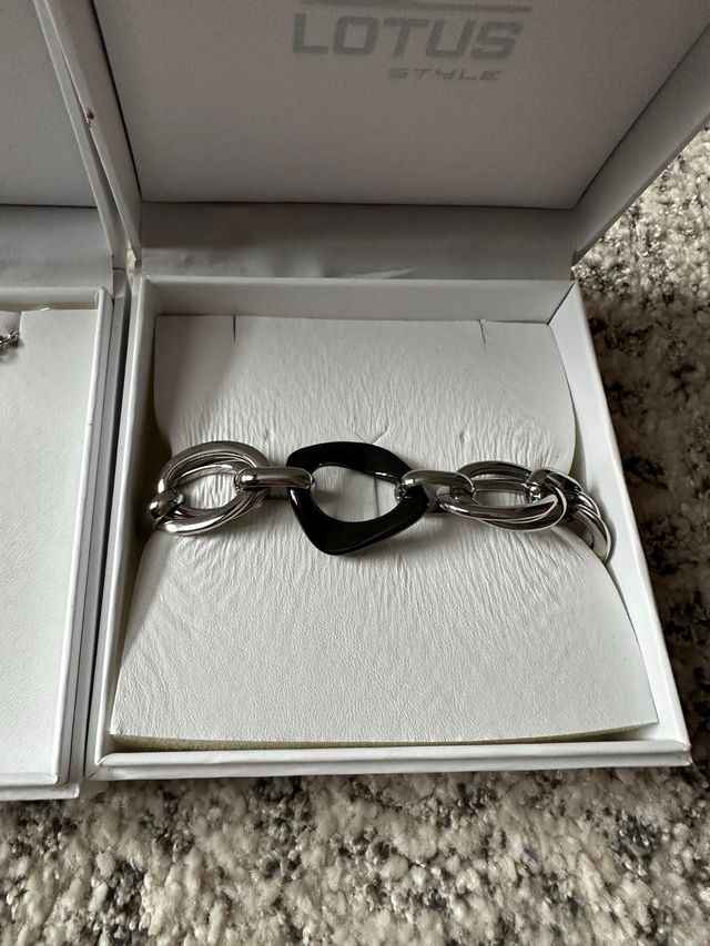 Conjunto colgante y pulsera de Lotus