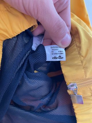 Chaqueta corta vientos Ellesse amarilla
