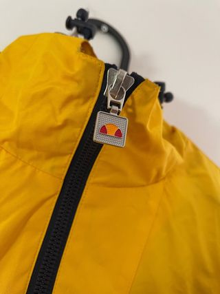 Chaqueta corta vientos Ellesse amarilla