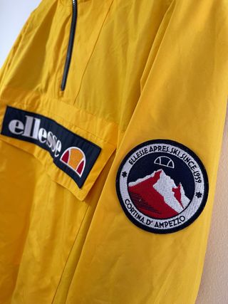 Chaqueta corta vientos Ellesse amarilla