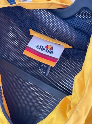 Chaqueta corta vientos Ellesse amarilla