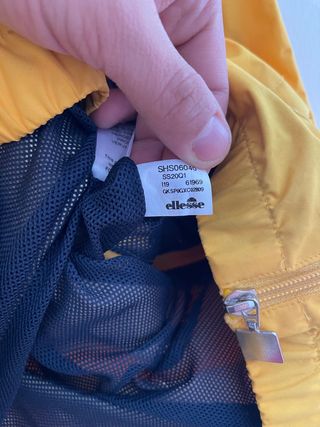 Chaqueta corta vientos Ellesse amarilla