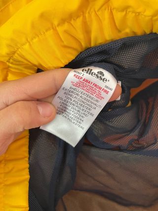 Chaqueta corta vientos Ellesse amarilla