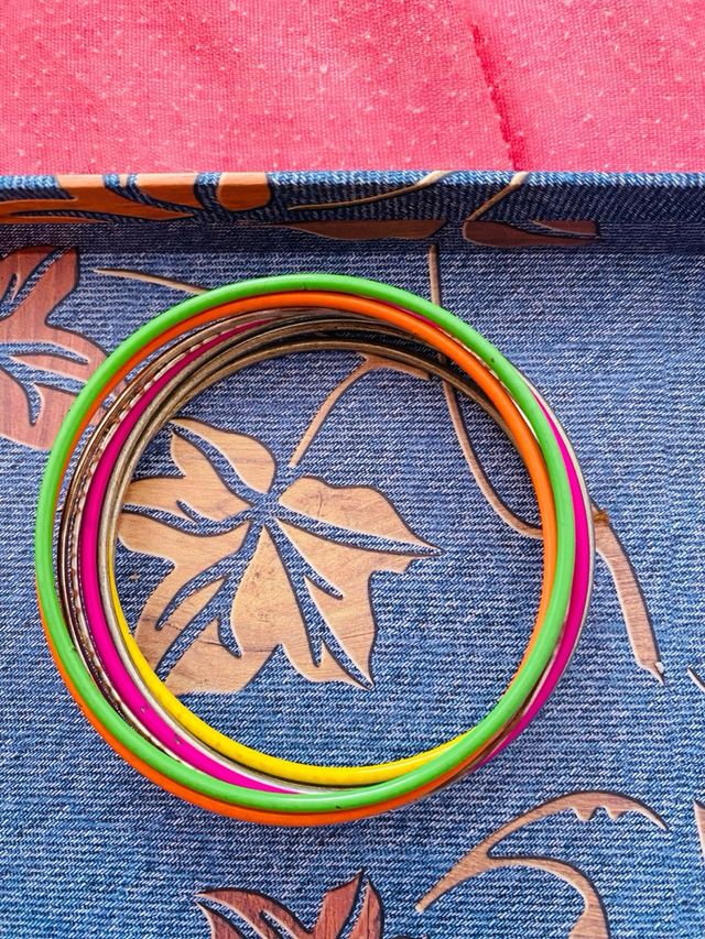 Brazaletes de colores pequeño