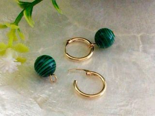 Aros de oro 18k con bola de malaquita