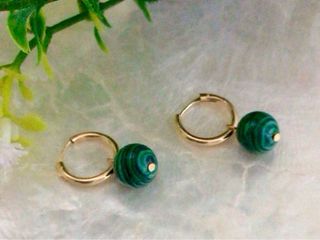 Aros de oro 18k con bola de malaquita