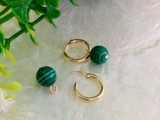 Aros de oro 18k con bola de malaquita