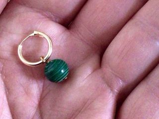 Aros de oro 18k con bola de malaquita