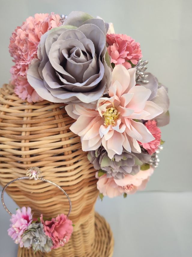 Corona y pendientes de flamenca gris