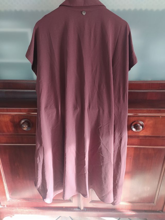 Vestito di colore marrone a maniche corte.