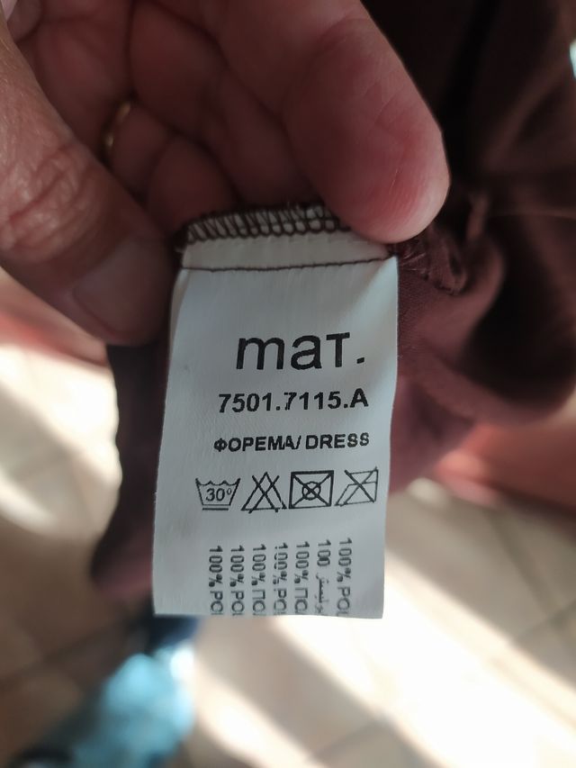 Vestito di colore marrone a maniche corte.