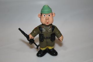 ANTIGUA FIGURA PVC SOLDADO EN UNIFORME Y ARMA