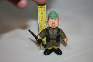 ANTIGUA FIGURA PVC SOLDADO EN UNIFORME Y ARMA