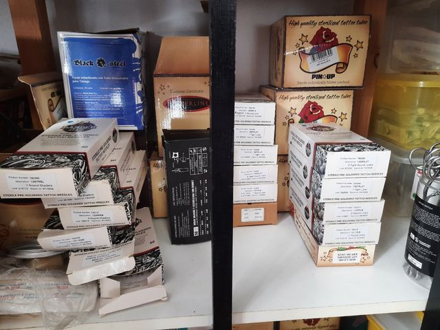 Agujas y tubos tattoo. Material tatuaje