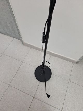 Lámpara de pie negra
