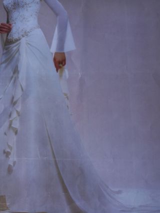 Vestido de novia. 
Es Corpiño y falda con cola 