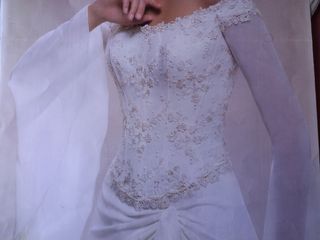 Vestido de novia. 
Es Corpiño y falda con cola 