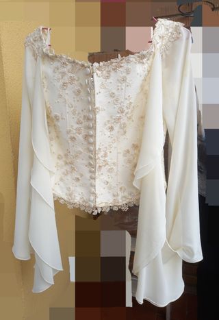 Vestido de novia. 
Es Corpiño y falda con cola 