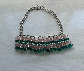 Collar de plata con verde y rosa de parfois