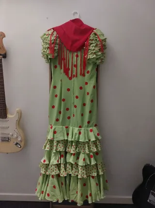 Traje de flamenca talla 40. Pero es como una 38.