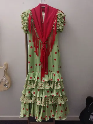 Traje de flamenca talla 40. Pero es como una 38.