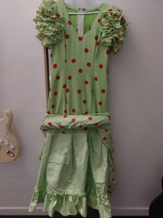 Traje de flamenca talla 40. Pero es como una 38.