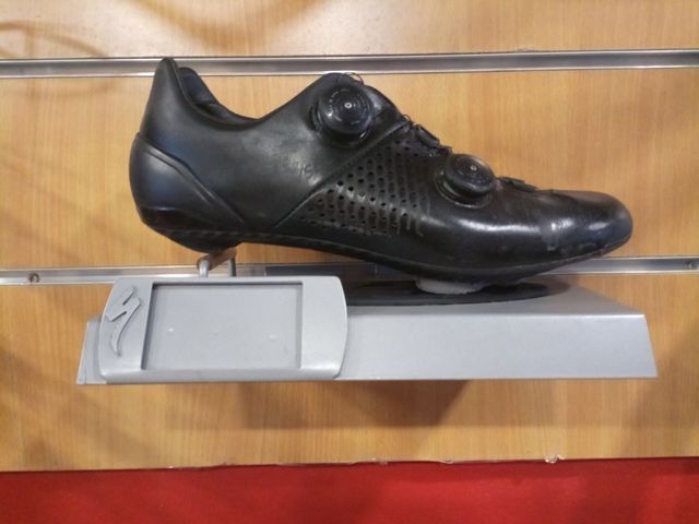 6x8€ Expositor Specialized zapatillas/porta preci