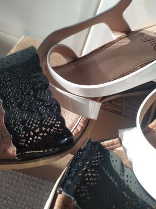 Sandalias charol y corcho