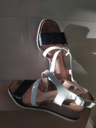 Sandalias charol y corcho