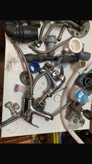 Piezas de fontaneria y grifos