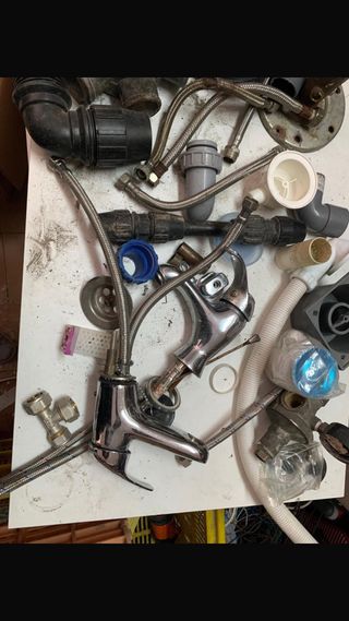 Piezas de fontaneria y grifos