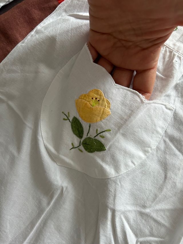 grembiule da cucina ricamata a mano come nuovo