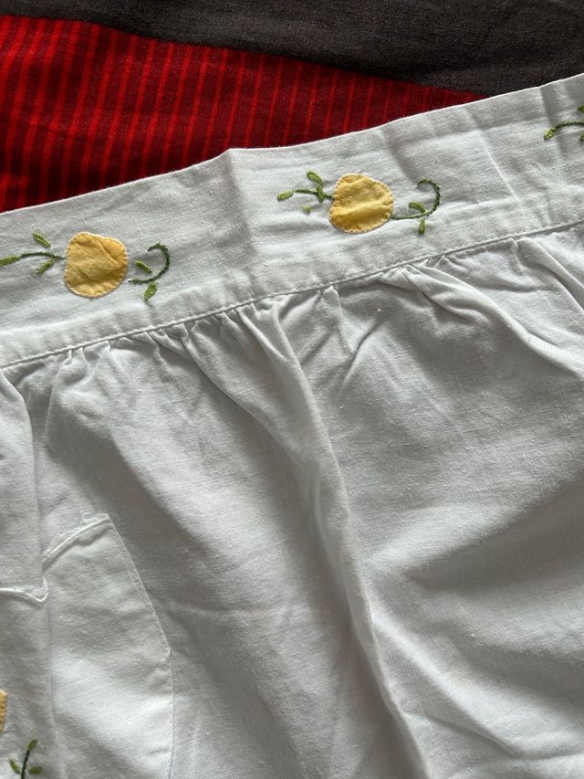 grembiule da cucina ricamata a mano come nuovo