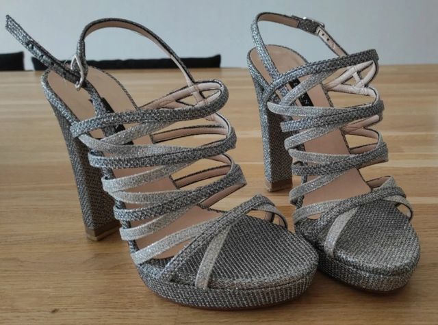 Scarpe eleganti con tacco