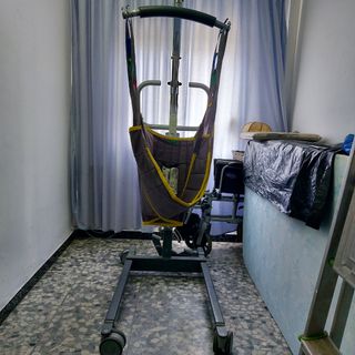 Grúa para mover enfermos de movilidad reducida