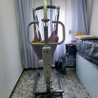 Grúa para mover enfermos de movilidad reducida