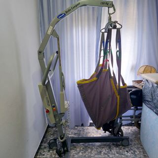 Grúa para mover enfermos de movilidad reducida