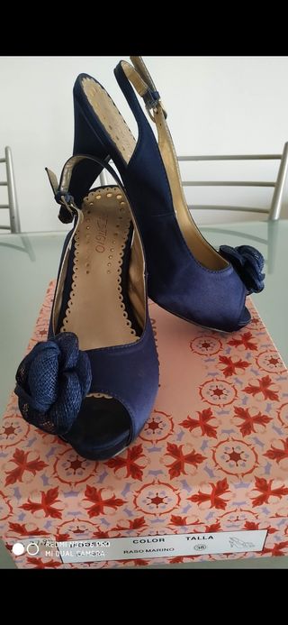 Zapatos de tacón azul marino