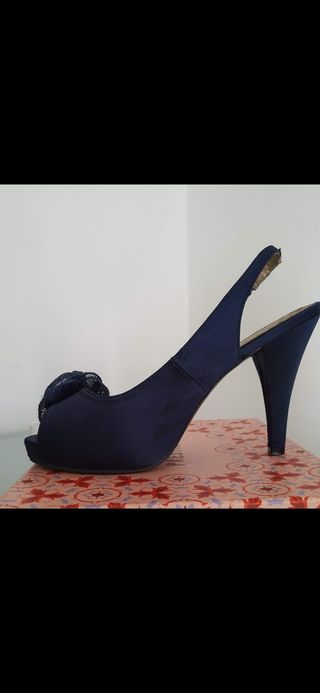 Zapatos de tacón azul marino
