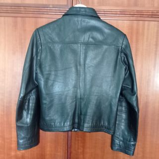 Cazadora de cuero negro