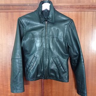 Cazadora de cuero negro